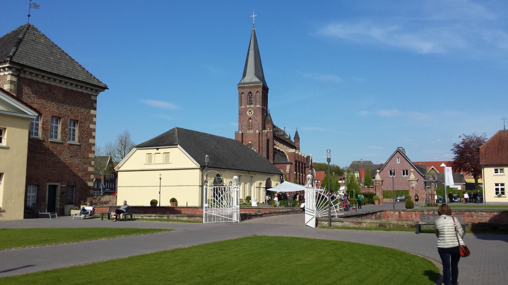 20150502_171057 Sporthotel und Kirche in Velen